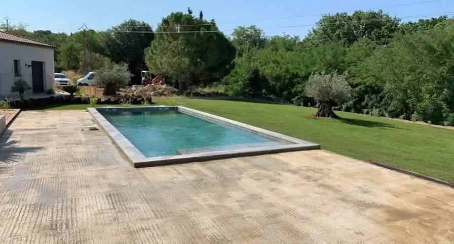 travaux terrain autour de piscine